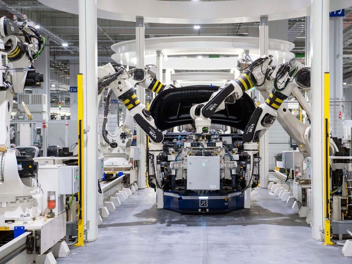Robots op een assemblagelijn in een autofabriek