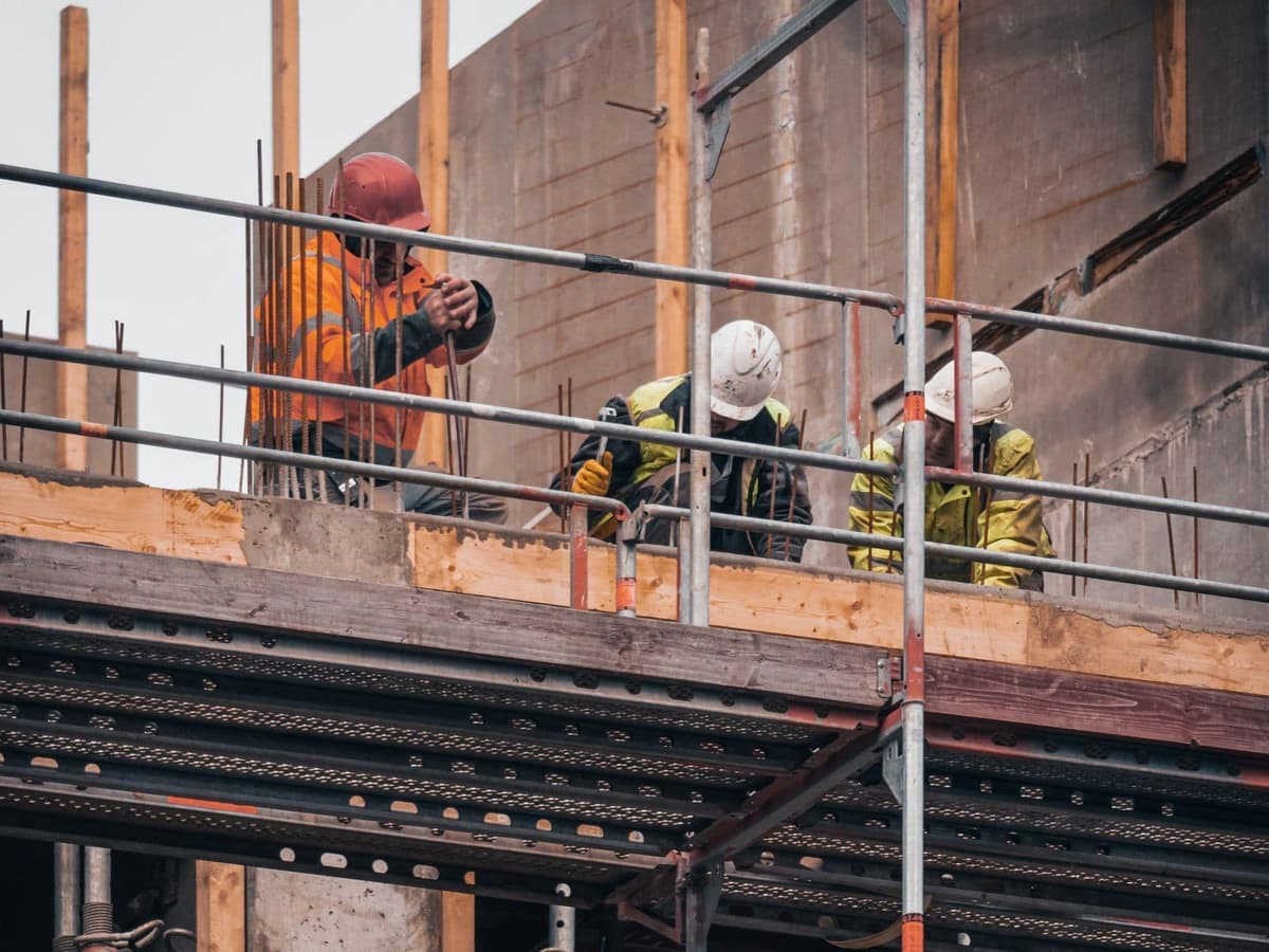 Bouwvakkers aan het werk op een steiger