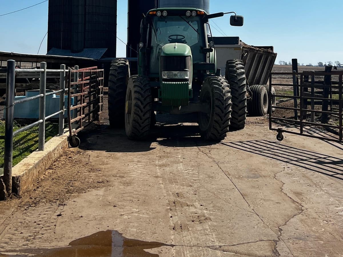 Tractor bij voersilo's op een erf