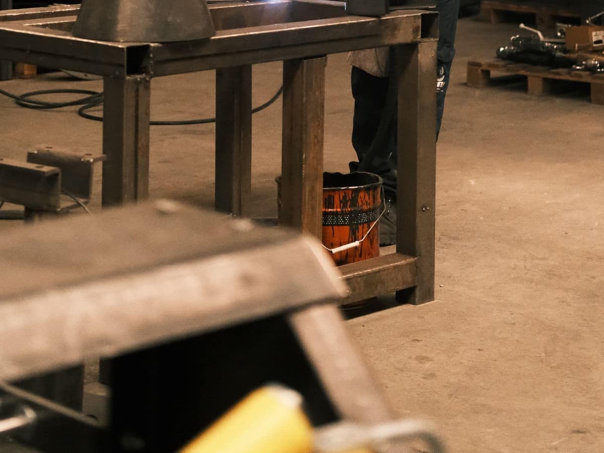 Lasser aan het werk aan een staalconstructie