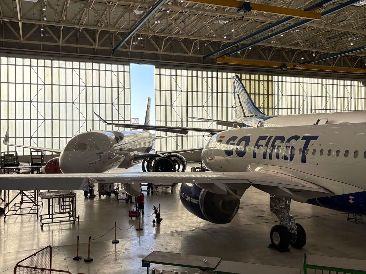 Vliegtuigen in een hangar met daglicht
