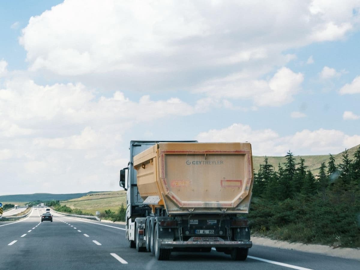 Vrachtwagen op de snelweg