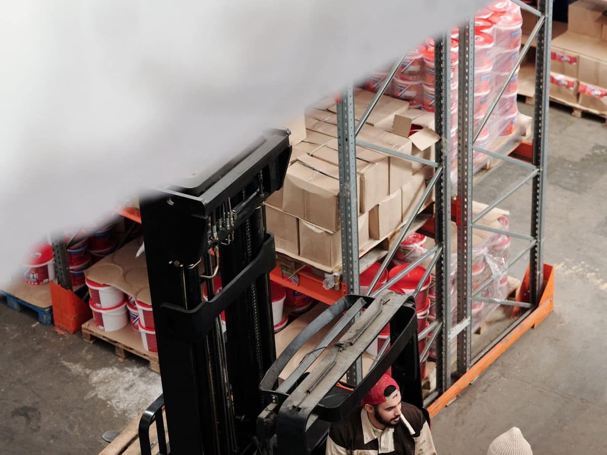 Magazijnmedewerkers in overleg bij een heftruck